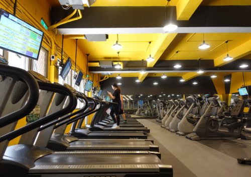 大学健身房室内健身器材配置